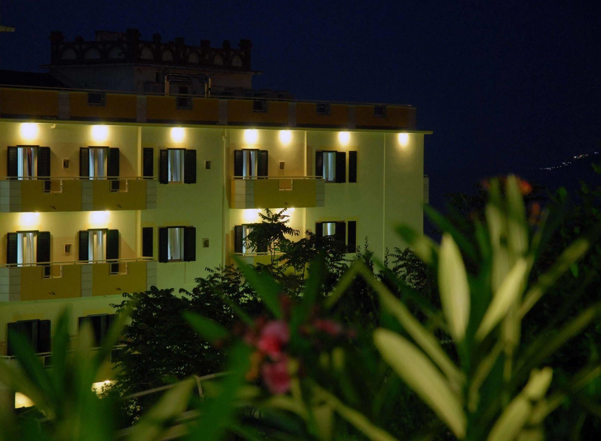 Hotel Solaria Rodi Garganico Exteriör bild